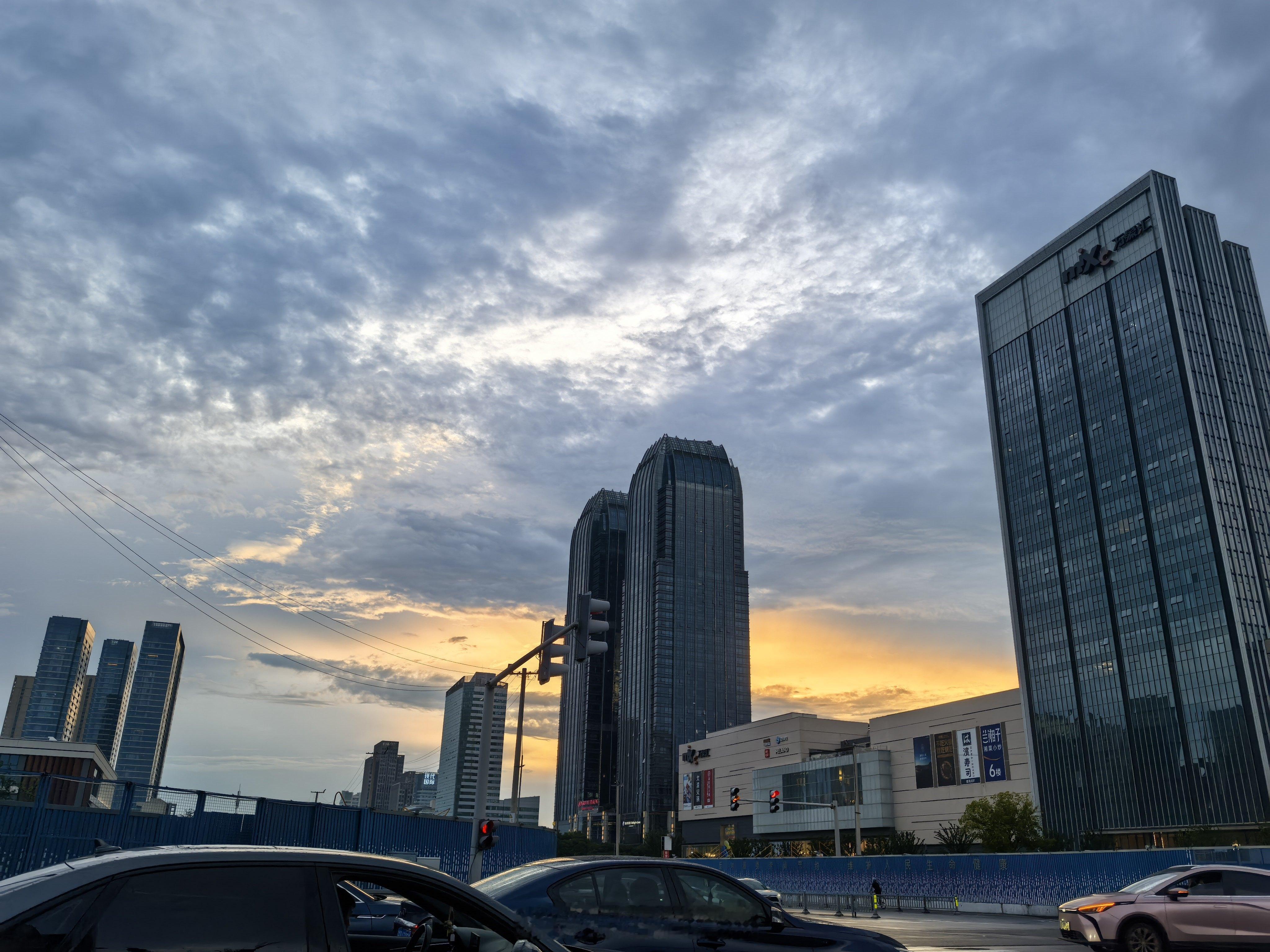 两木三泪  朝发暮放，霞光漫天。昨日“雨骤风疏”，来势汹汹，戛然而止，不远处的落
