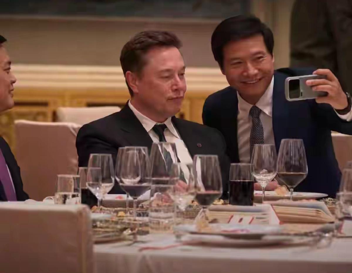 可以不过度解读，也可以理解为正常合影，但人们为什么热议？为何别人合影没有引发这么