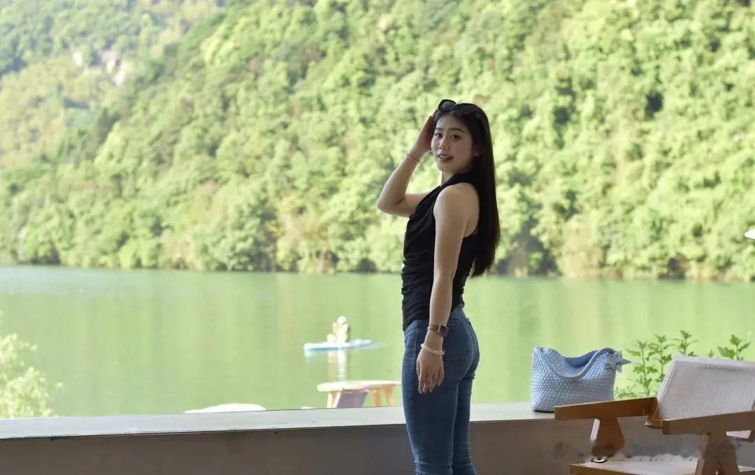 青春洋溢的街头穿搭，甜美与休闲并存！👗👟📱