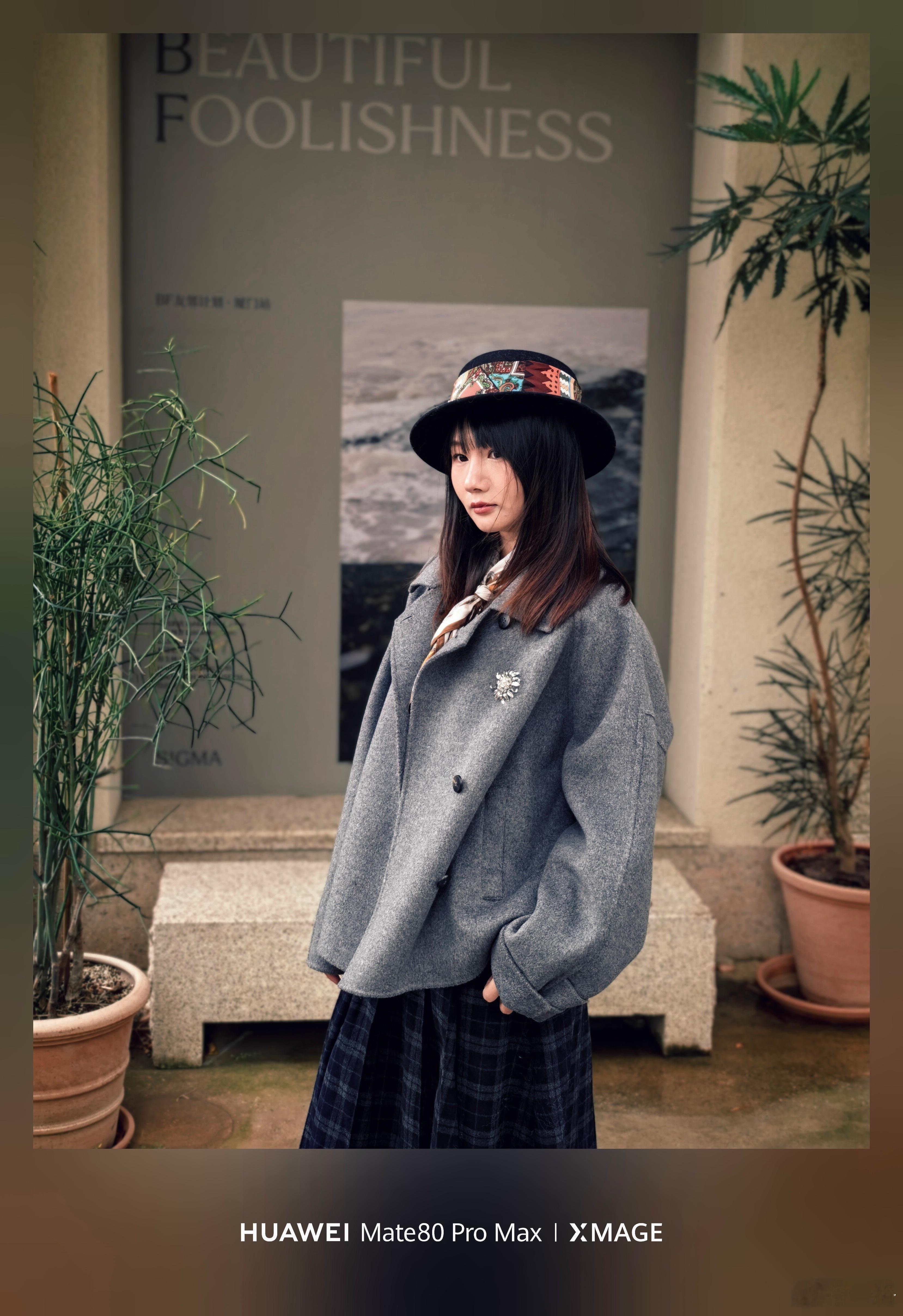 大家圣诞快乐٩(ˊᗜˋ*)و🎄今天穿的是家的羊毛外套，质感很好，软软的好舒服～