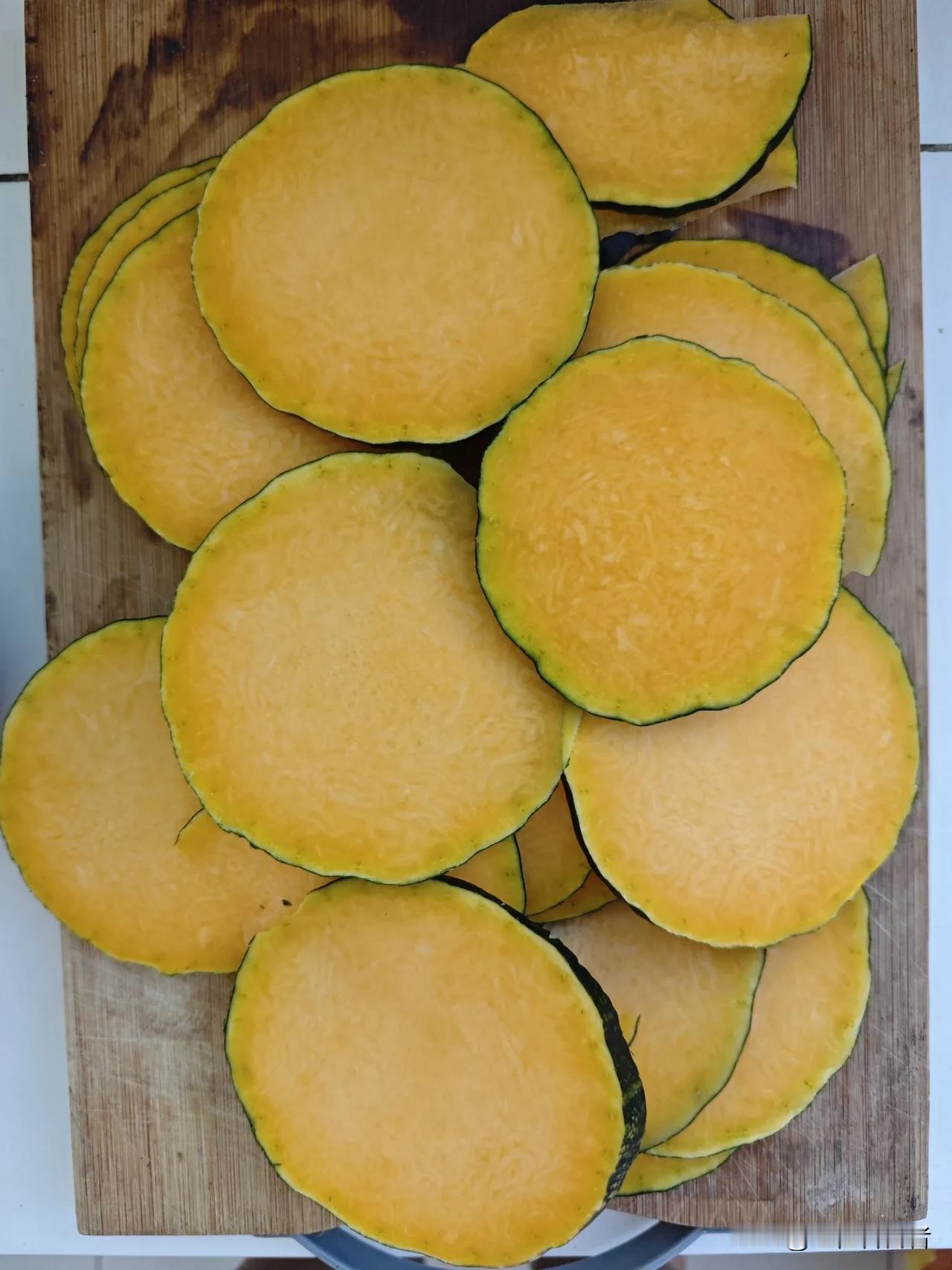 #夏季日常随手拍#大家说说，这是什么？水果还是蔬菜。
黄色的食品，一般均含有丰富
