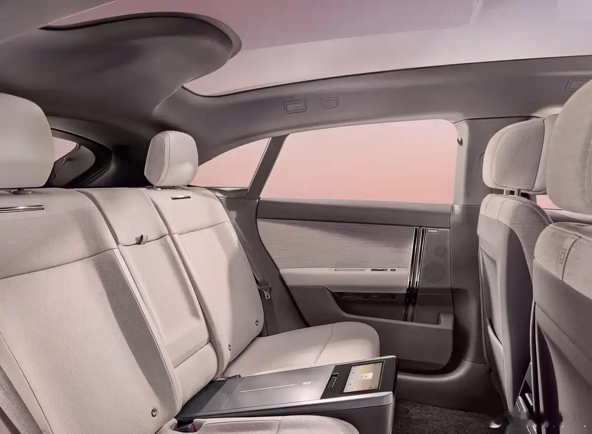 揽胜家族的第5款车Range Rover GT出炉，是一台纯电GT车型，揽胜是越