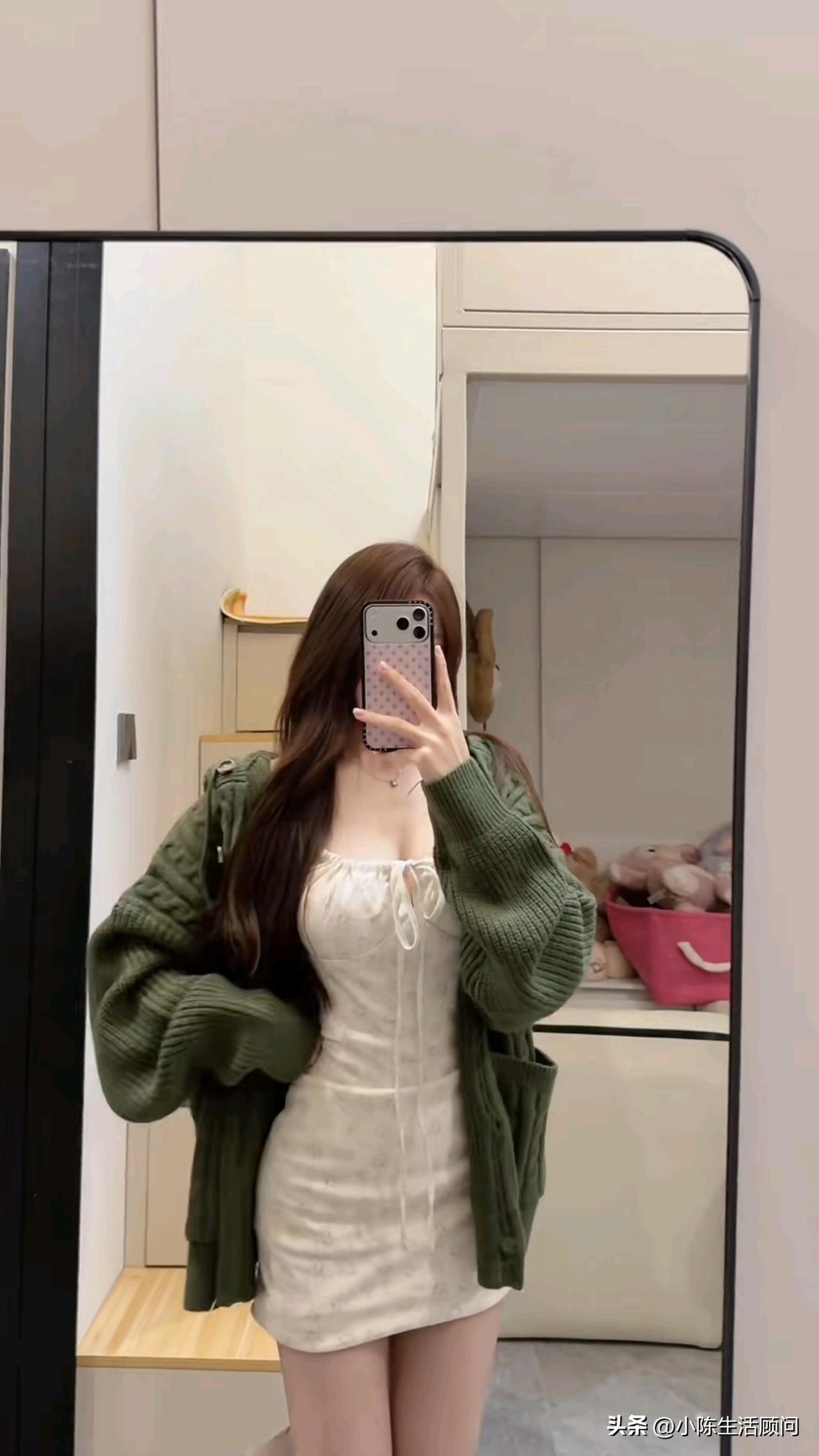 周末本想着睡久一点，无奈被散步或买菜回来的住户的嘈杂说话声嘈醒了[困]