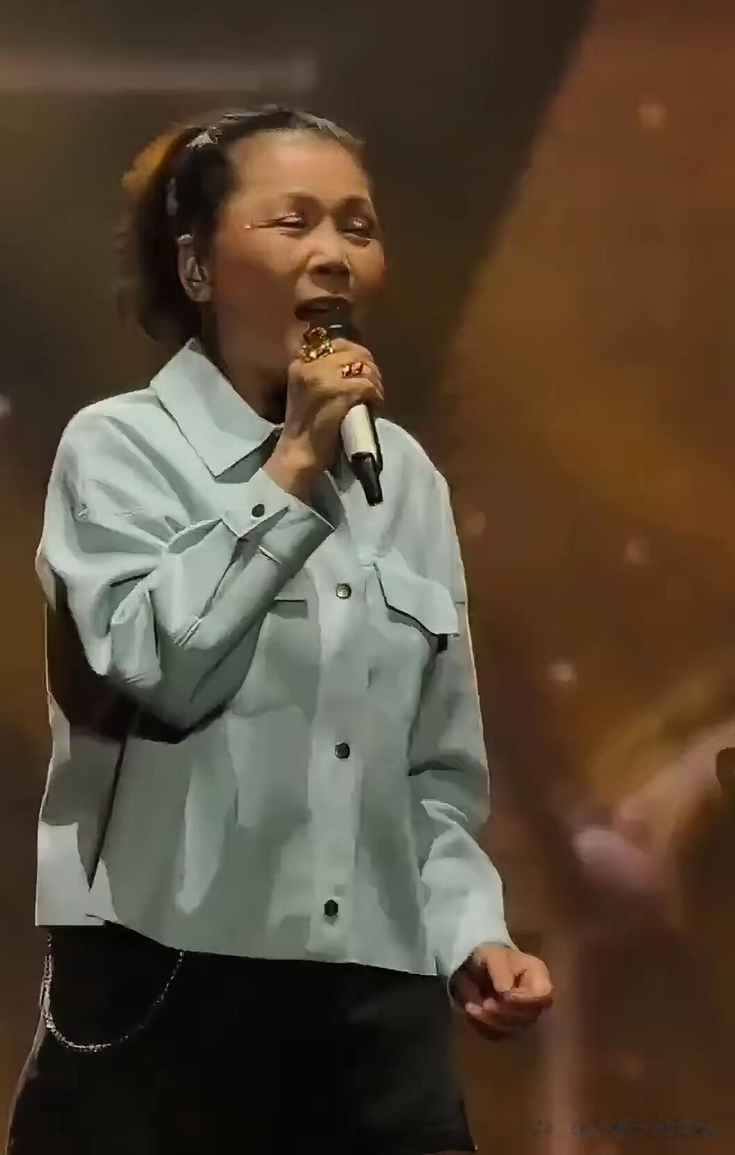 这位女歌星60岁了，颜值断崖式衰老，像我们平常的老太太一样的，皮肤没有什么光泽度