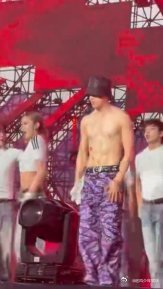 姚琛身材按块练 谁懂啊！看到姚琛这清晰的肌肉线条，眼泪不争气地从嘴角流了下来。这