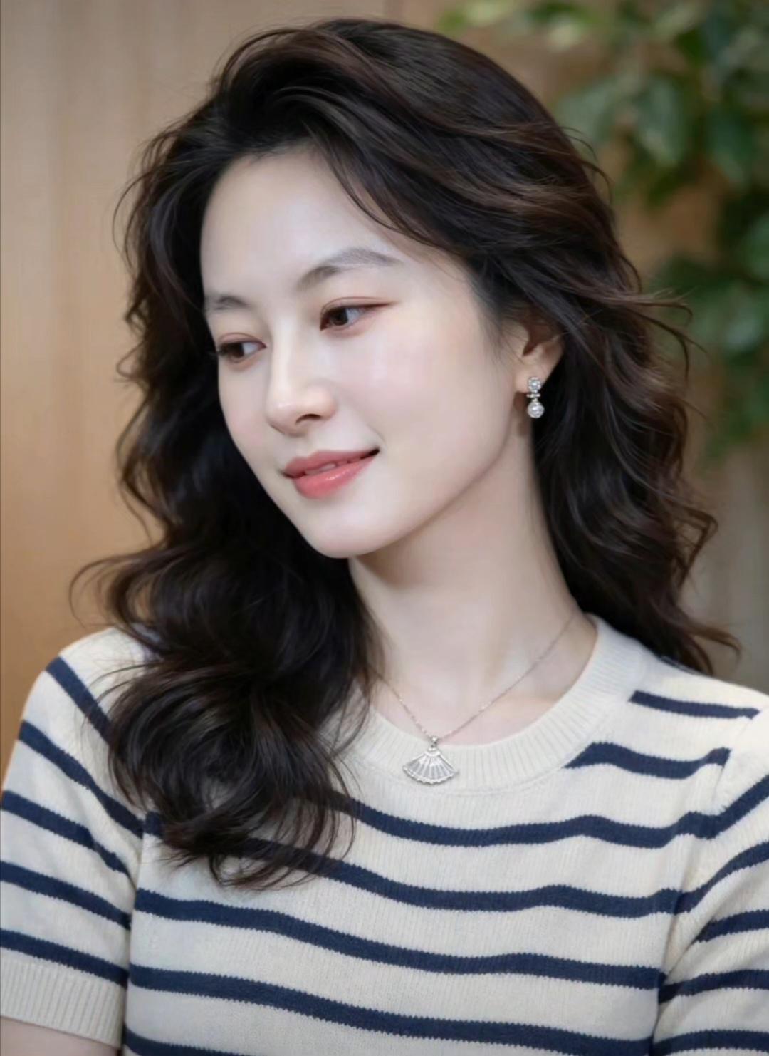 这个女生在微笑，看着好温柔啊。