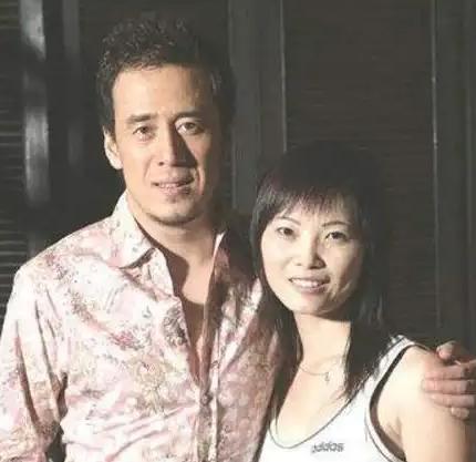 1996年，白雪宣布和杨坤分手，临别前，她扯下脖子上的项链递给杨坤，说道：“留个