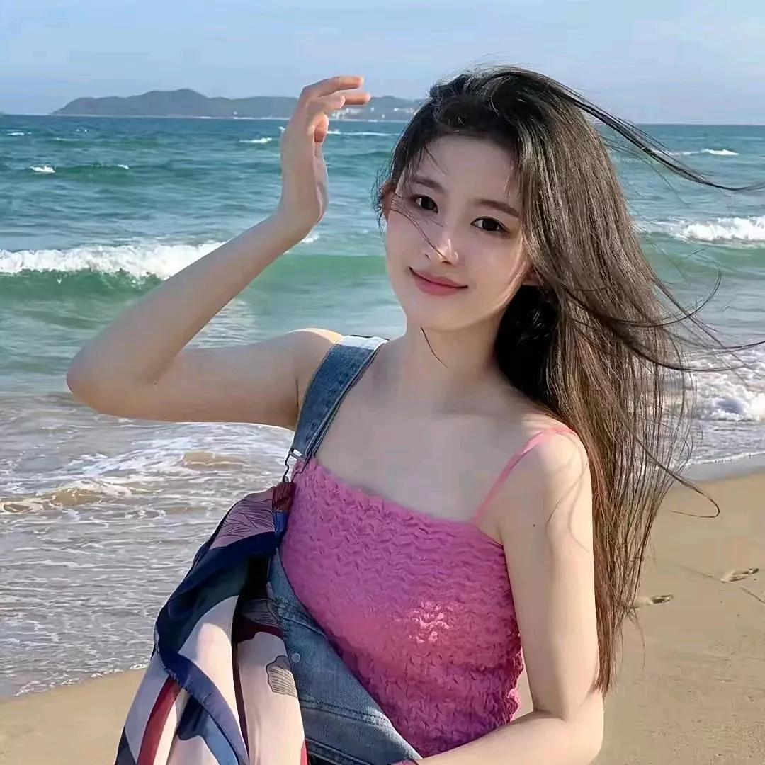 海风吹拂，少女海边轻笑，享受海边花海少女 海边活力少女 海边度假少女 海边温柔女