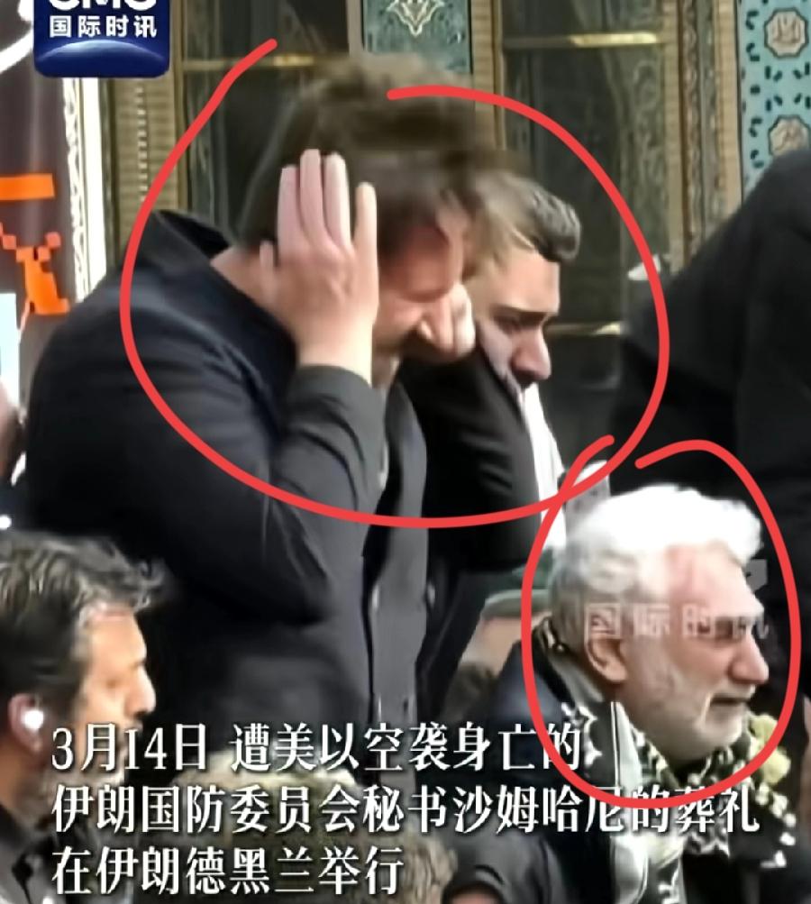 伊朗沙姆哈尼葬礼，现场哀悼人员，伤心表情太亮了，一名年轻小伙发疯了，捂嘴痛哭，双