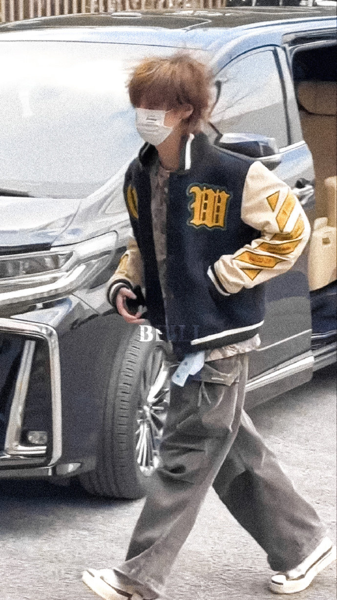 鹿晗风一吹都变炸毛小狗 鹿晗出发录五哈的状态 鹿晗出发录五哈的状态，棒球服嫩回男