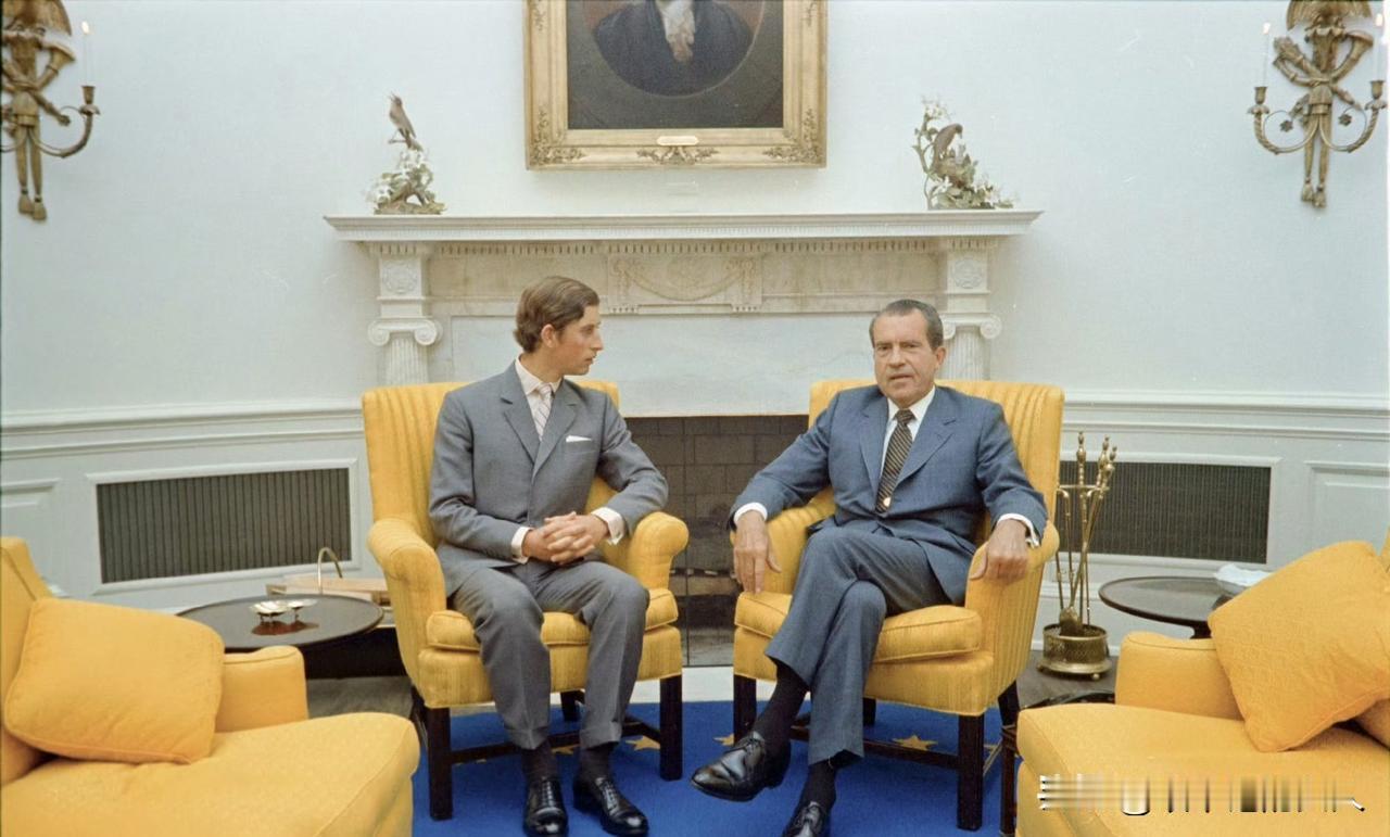 对比一下，

英国查尔斯国王，不同时期到访美国和美国历任总统会面的画面，看看有什