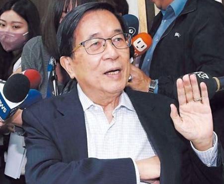 台湾青年联合会理事长何溢诚发文写道：“万一大陆要对台动武，恐怕连解放军人影都还没
