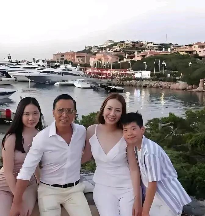 一儿一女长得这么普通，甄子丹和妻子都有责任。甄子丹本来就不是靠颜值出名的，他的一