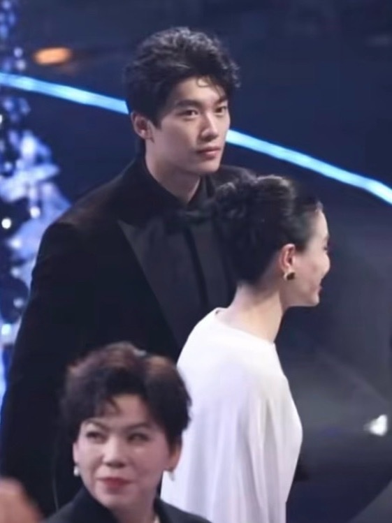 我真的觉得他帅得有点过分了