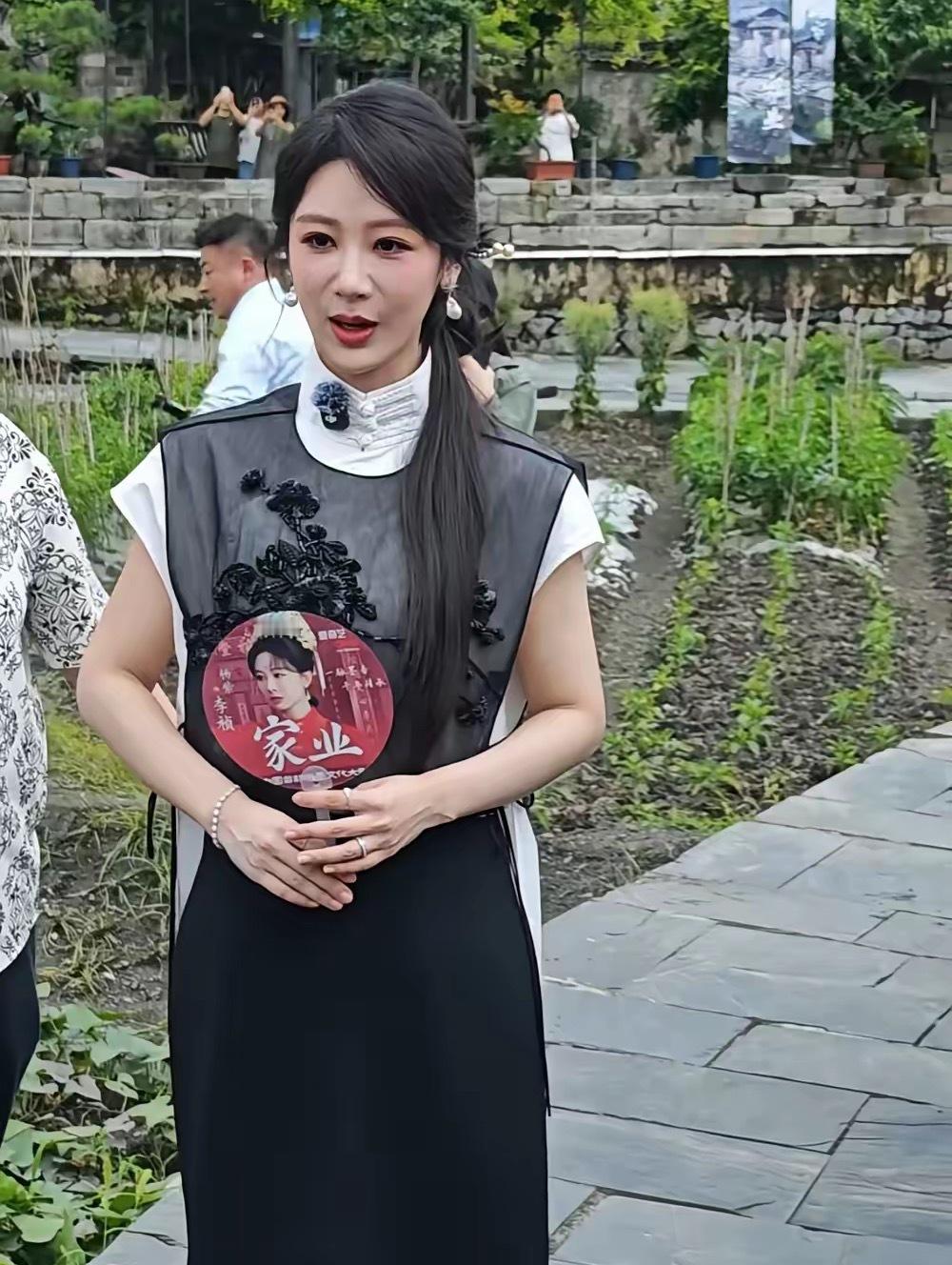 杨紫没有滤镜的情况下已经可以看出年纪了有种风韵犹存的感觉 