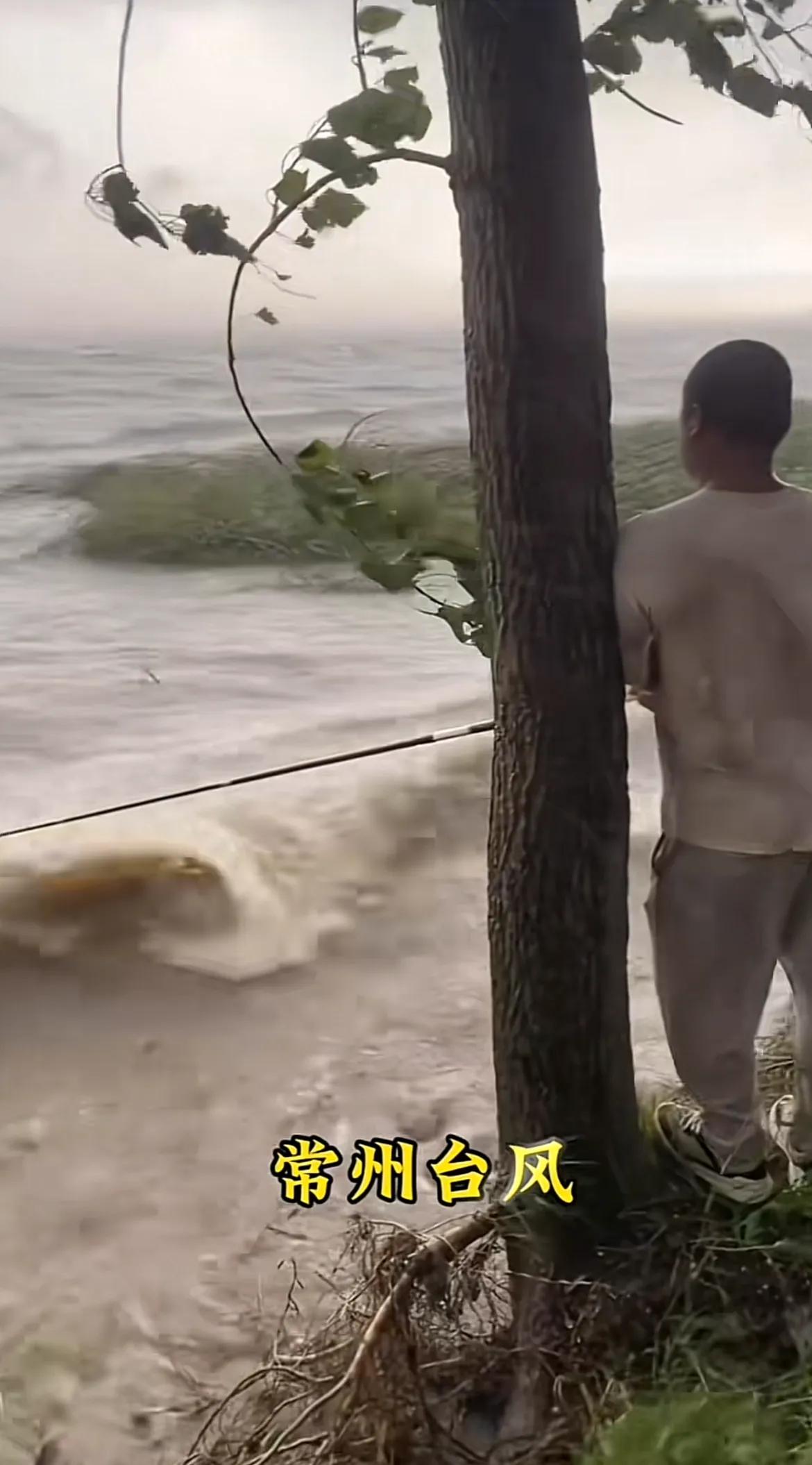 钓鱼人是不是魔怔了，这天气能钓到鱼？
通常情况下，四级风的情况下，鱼就回到深水区