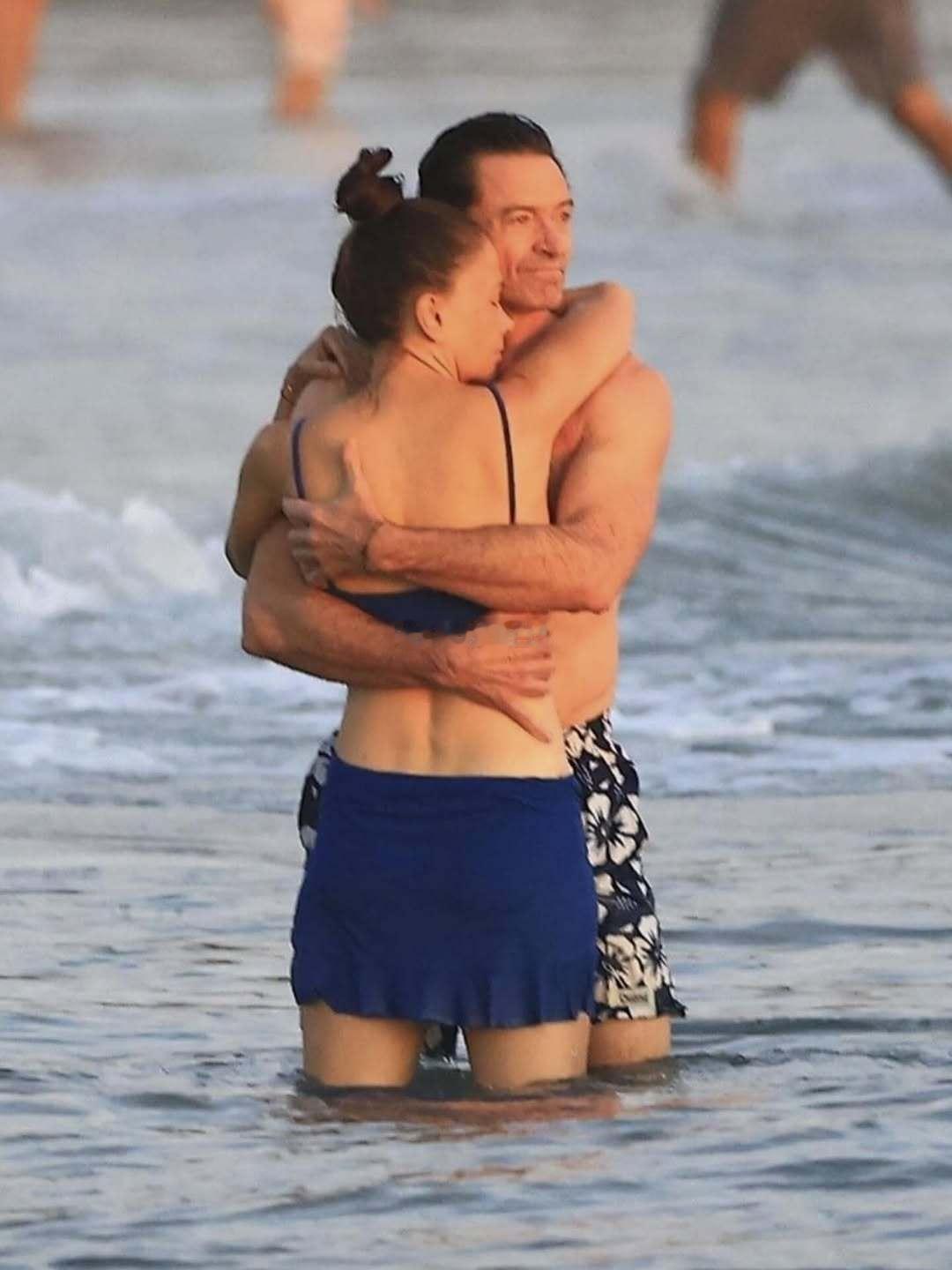 休·杰克曼和女友Sutton Foster在哥斯达黎加的海边👇 