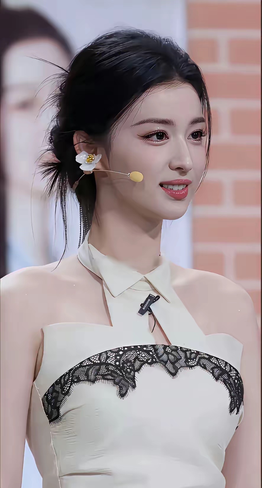 不是吧阿sir，这素颜真是本人？我一直觉得她原相机下也挺清秀的，甚至还有点神似刘