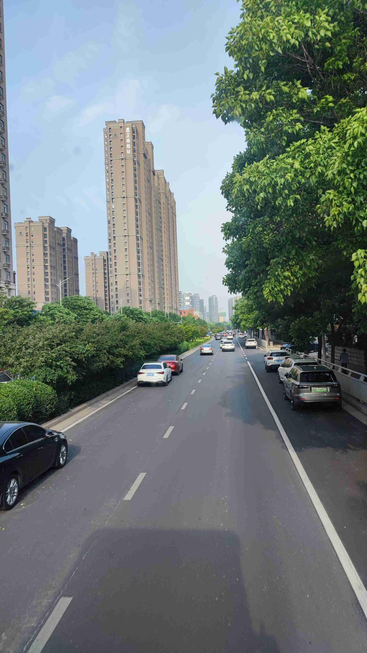 5月7日，乘坐G29路双层公交车上班，郑州市天气晴朗，乘车的人还真不少。