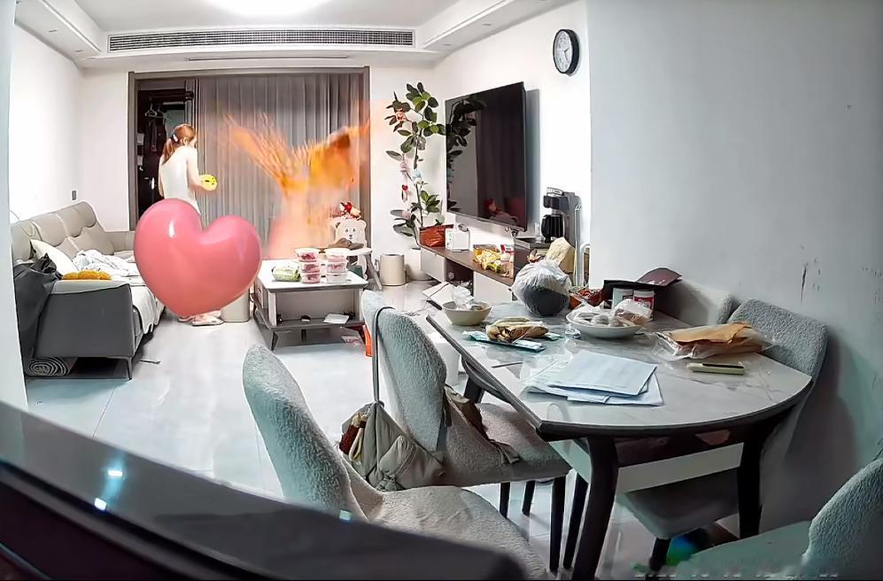 江苏连云港一女子半夜在家吃火锅，火锅牛油受热爆炸，把家里炸得一片狼藉，孩子也受到