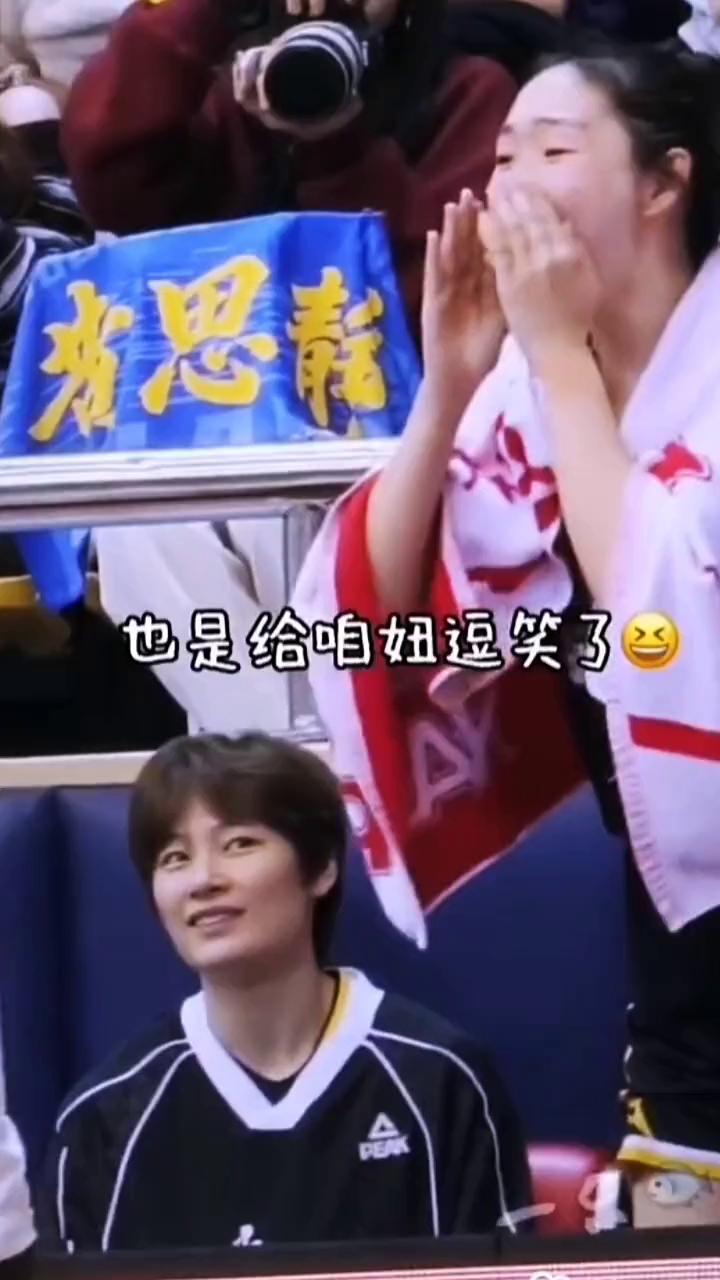 孩子都喊破音了，也是给咱妞逗笑了。