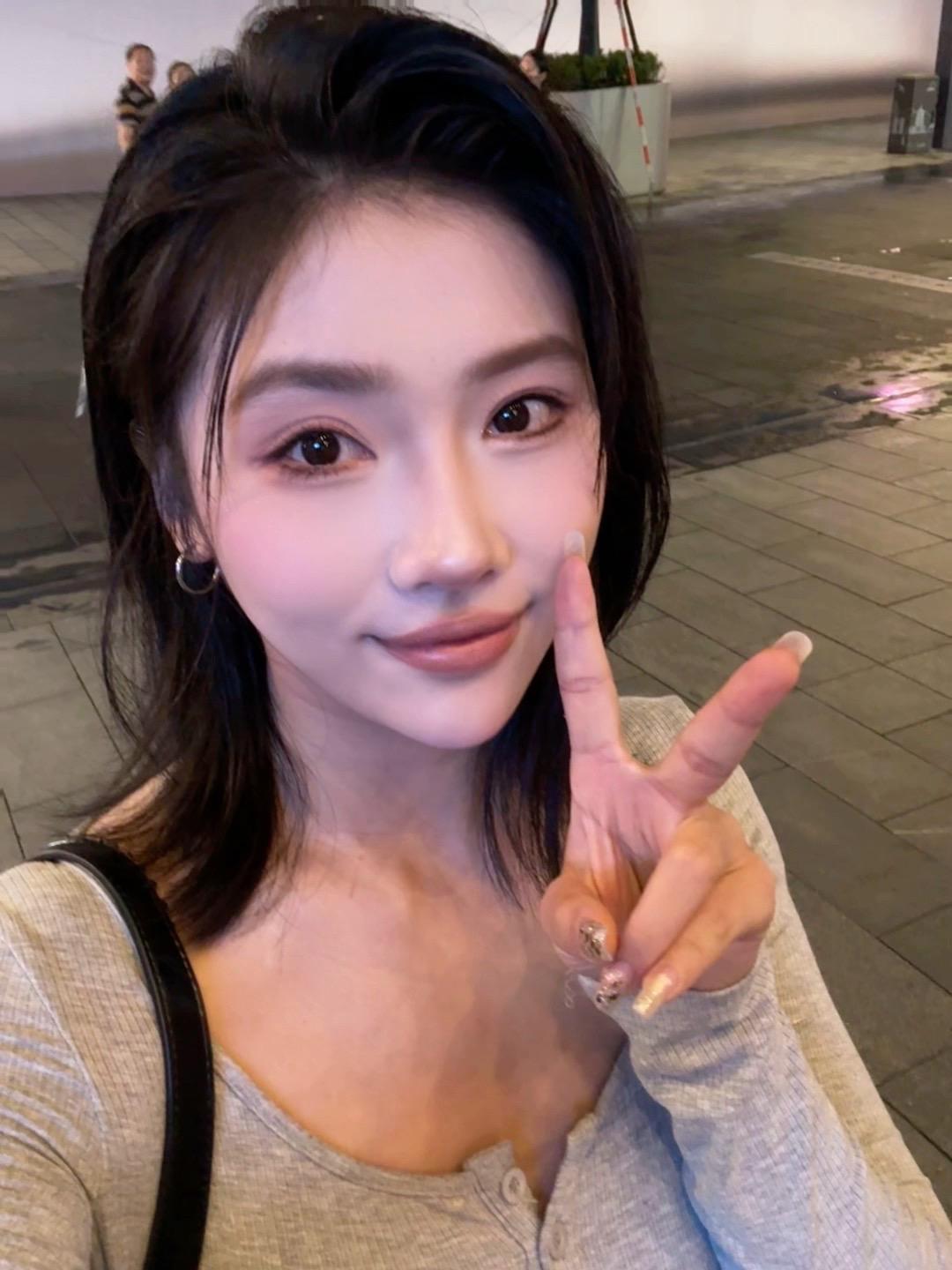 一个人去看了《无名之辈》 但是没有跟舞者合影的机会