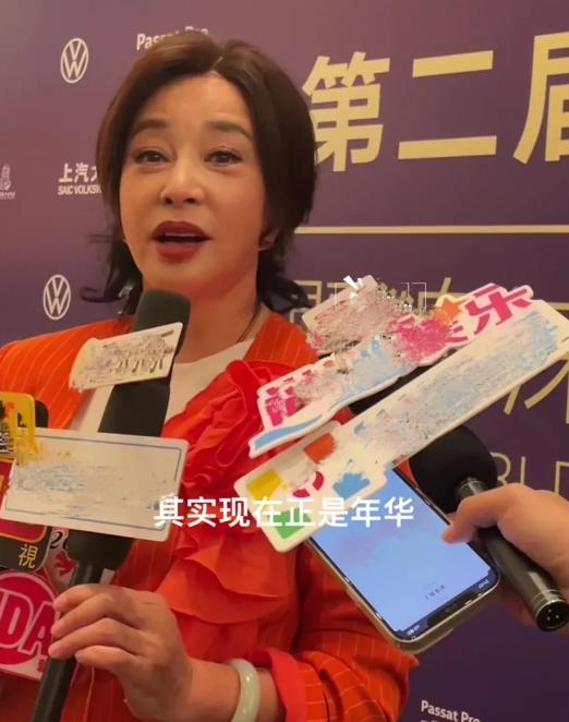 刘晓庆回应曾出轨比自己小20岁男友事件，直接坦言：”法国人78岁还在谈恋爱，我才