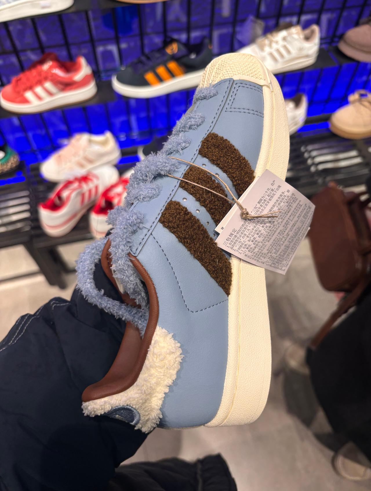 周深  🩵🤎周深2025深深的巡回演唱会 找到一双对我来说很周可可商店配色的