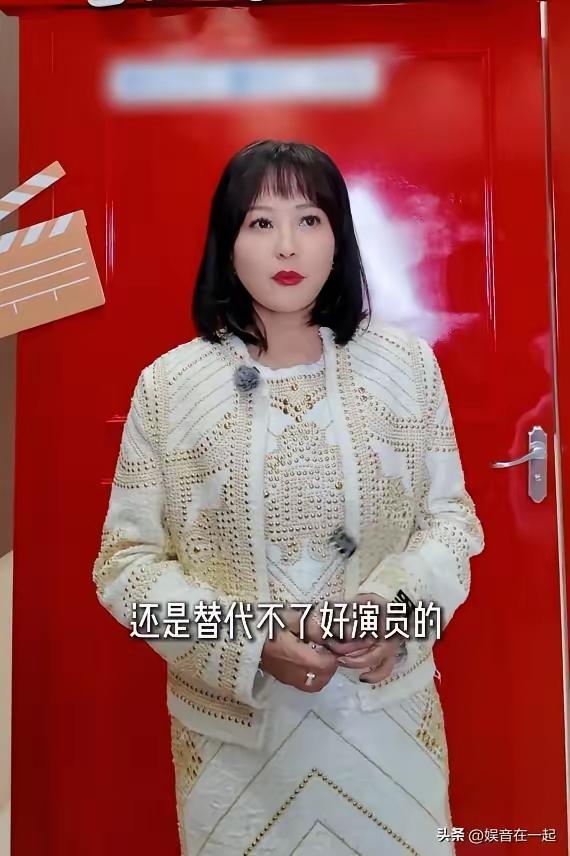 天哪！郝蕾怎么变成这样了，简直像个农村大姑，这齐刘海发型太拉低颜值了。
3月25