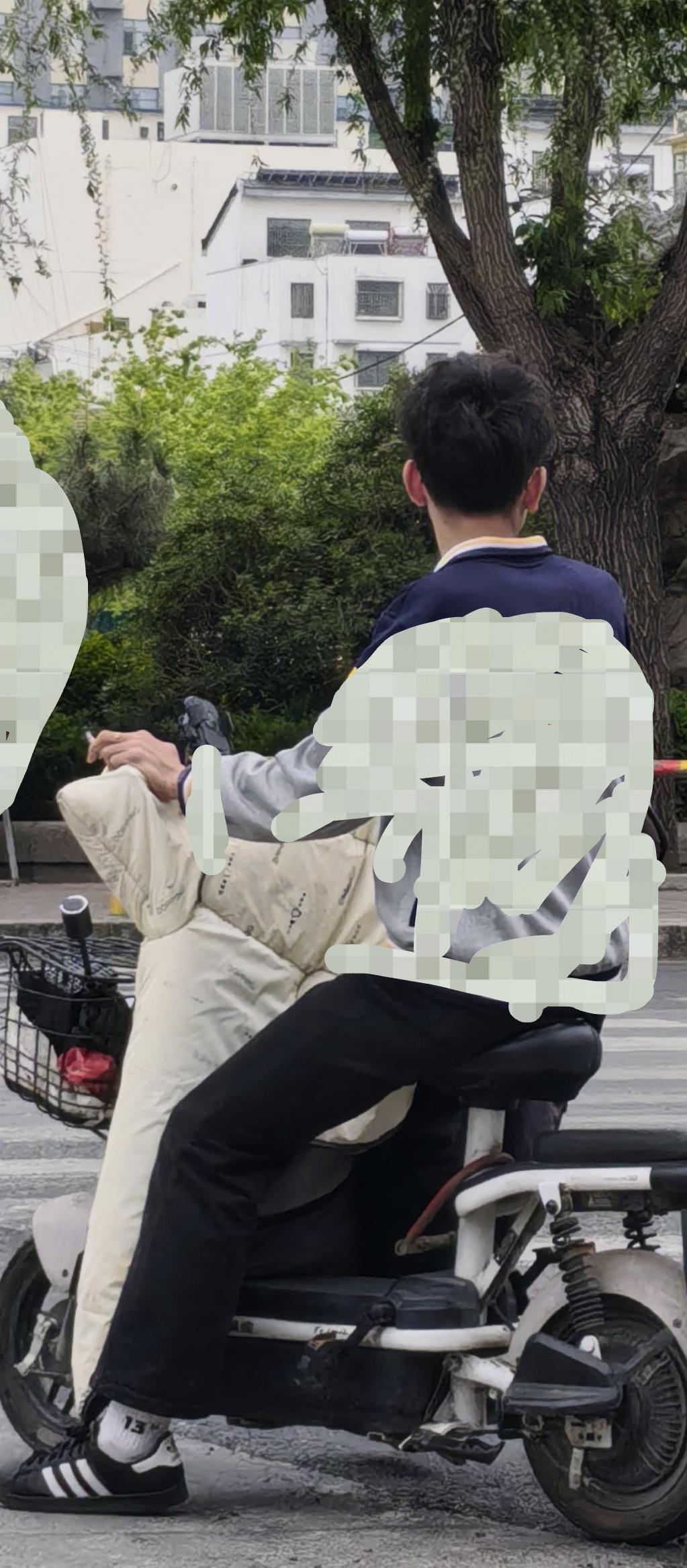 吸烟
初高中教育，很棘手的问题是学生吸烟。
今天中午，路遇一学生穿校服骑电车等红