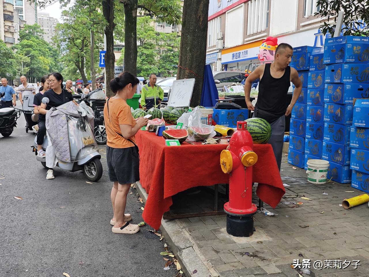福州福屿早市从早上6点到8点十分热闹。
前来买菜的大多是叔叔阿姨，每个小摊上摆放