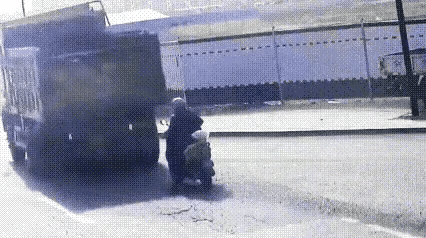 我就站在这里，你敢倒吗？有时候是大车真的没有看到，如果他后面没有倒车影像的话，后