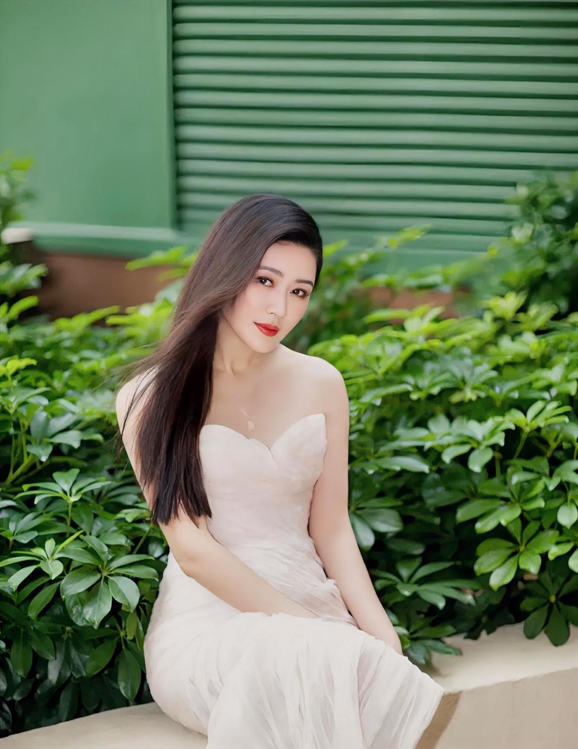 你觉得，越爱美的人，越自信吗？

答案是不一定。有很多爱美的女人，内心其实很敏感