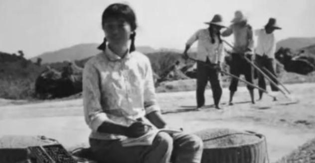 1974年，一名21岁女知青夜间独自去厕所时神秘失踪。连队把整座山翻了个遍，却仍