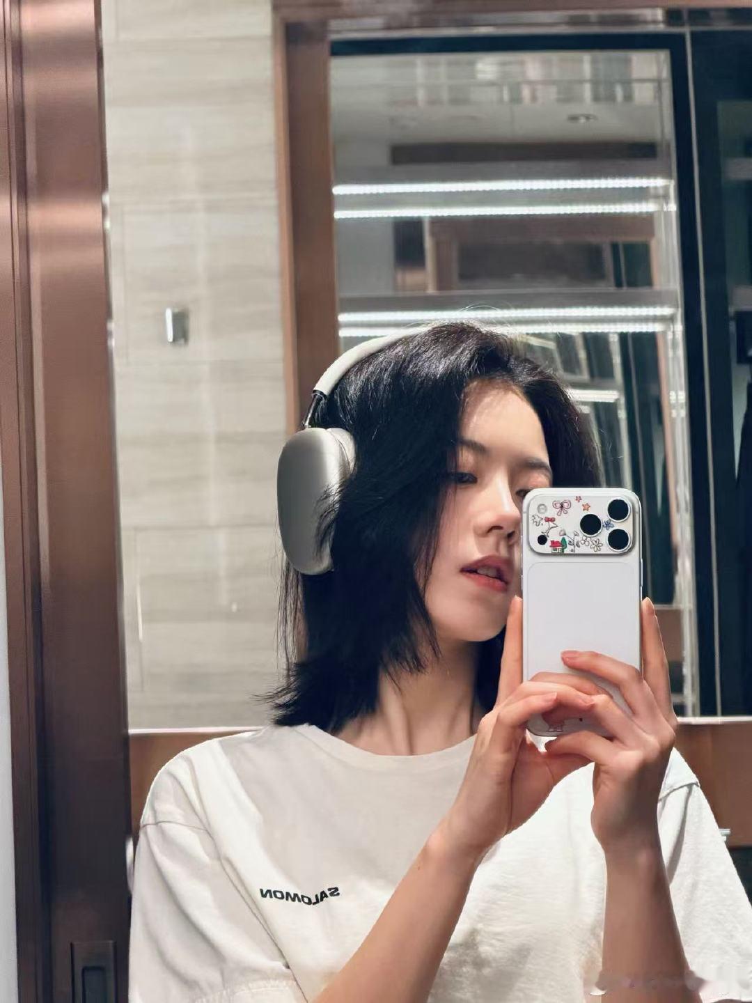 赵今麦整个时兴的发型赵今麦银框眼镜 酷之萌之的小麦麦 