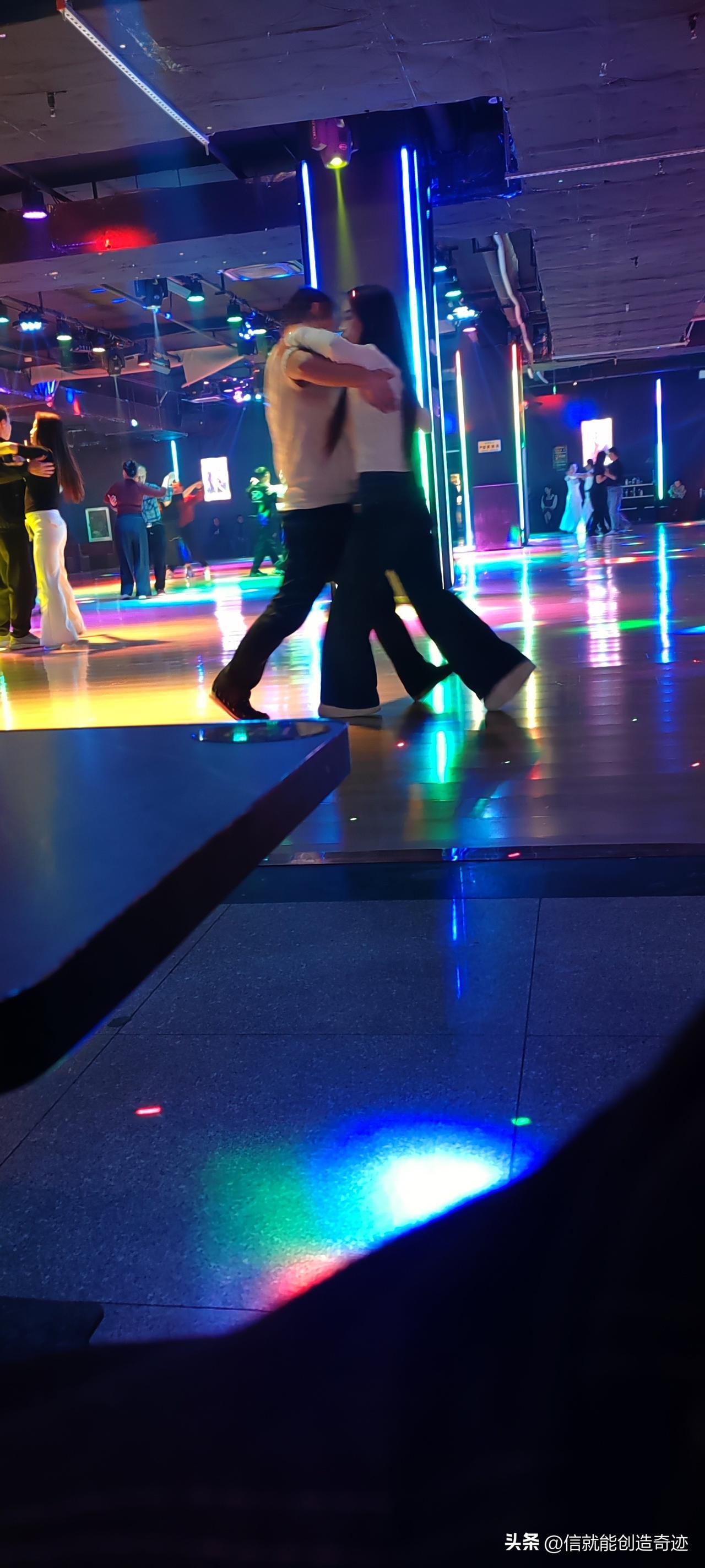 摸摸舞：贴得越近，输得越惨！这“甜头”千万别尝
 
家人们，今天咱必须得说句大实