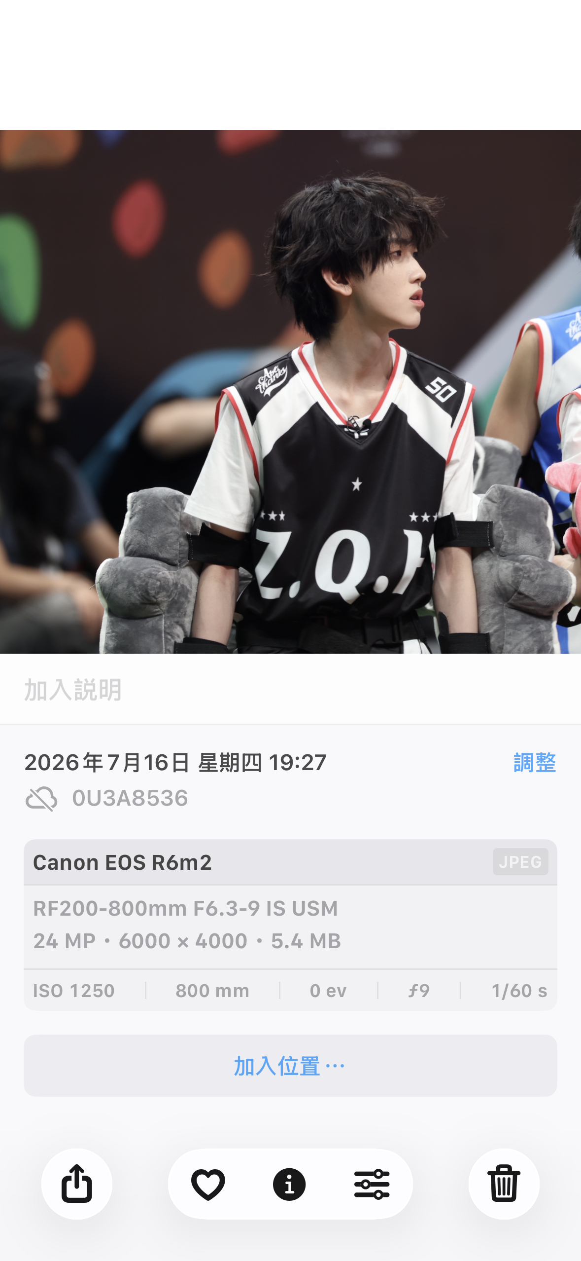 生图帅爆了…只加了水印没调任何 