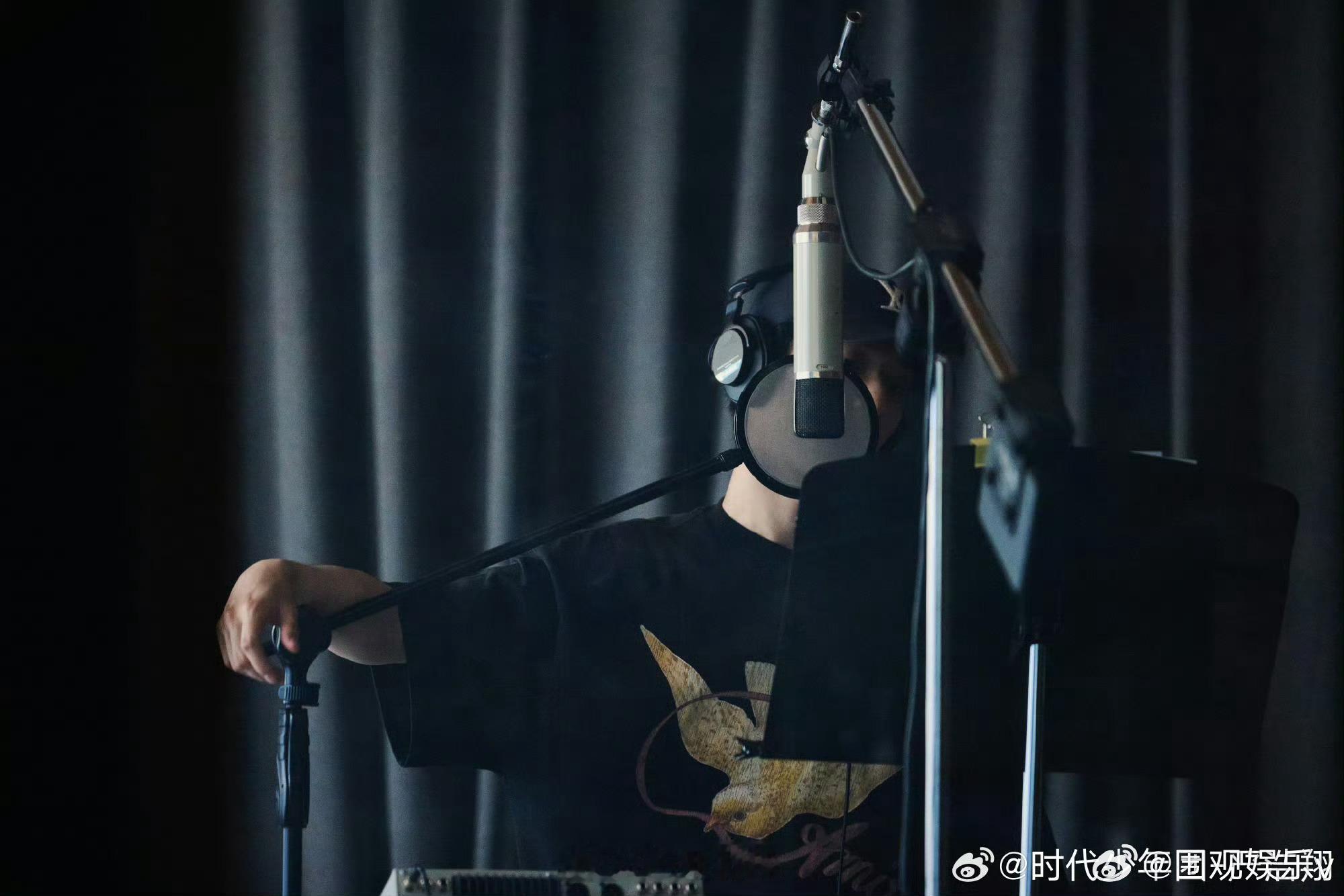 严浩翔下一首准备中严浩翔声乐室练习照 准备新作品，我竖起耳朵准备听👂 
