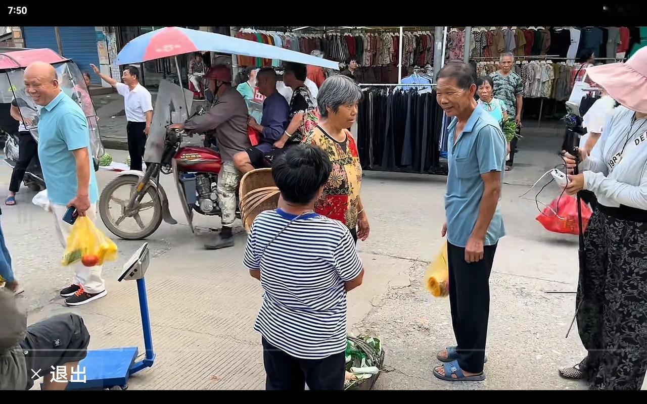 卖鸡蛋喽，啤酒婶到集市上去卖鸡蛋啦。头一回没经验，连袋子都没带呢，好在旁边摊位的