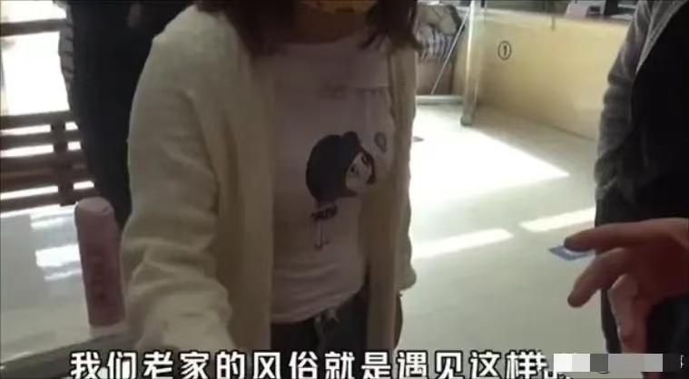 白嫖成功了？2025年，杭州一男子在工地干活时，因为尿急找不到厕所，就想着在一处