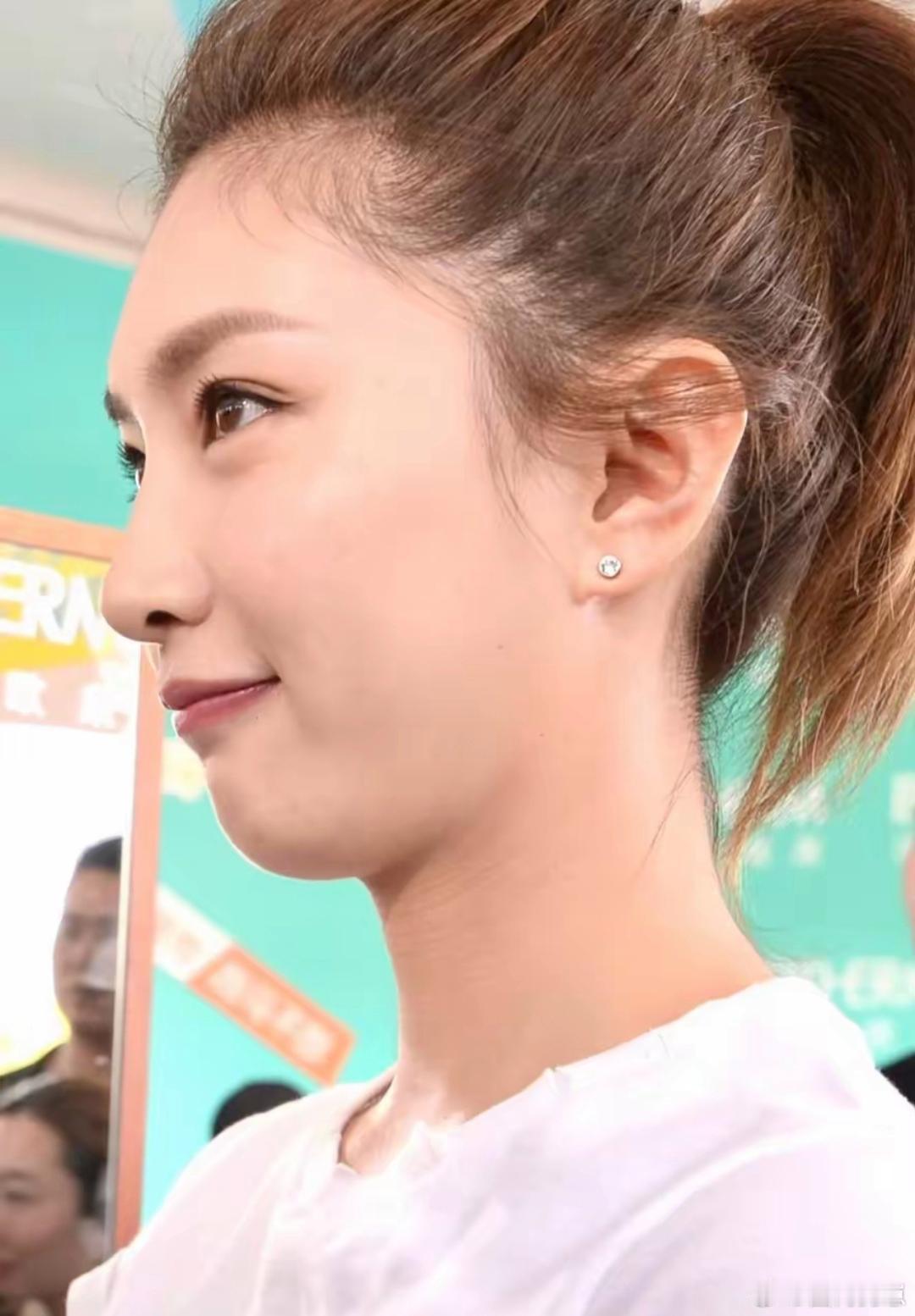 江疏影的侧颜太绝了，眉眼线条精致流畅，长得也太好看了吧！ 