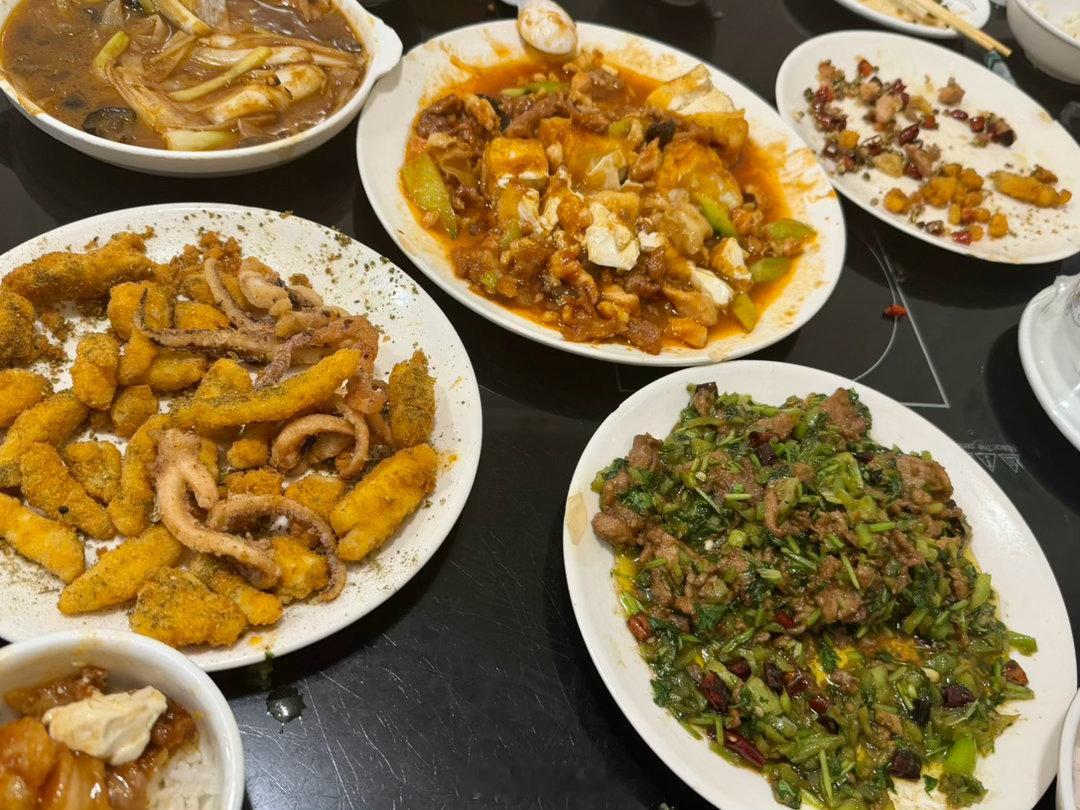 勇敢的人先享受😎  菜量太大了对面拼桌的小情侣跟我们点的菜完全不一样大胆开口能