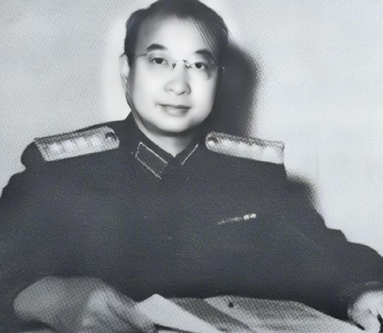 陈赓被授衔军衔后，一群老帅问陈赓儿子：“你老爸是什么将？”
1955年，新中国历