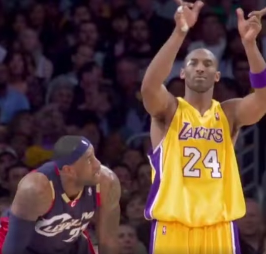 惺惺相惜！今日，詹姆斯在打高尔夫时和《Bob Does Sports》播客节目的