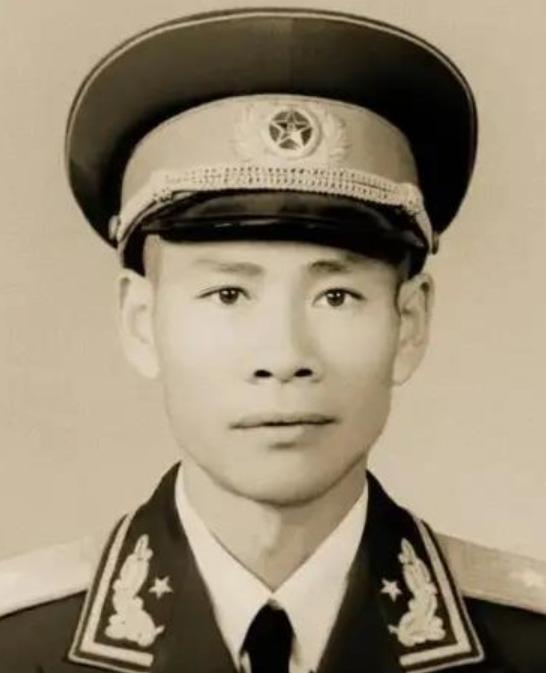 1969年，第21军副军长彭思忠前往西安热电厂视察，路遇一位老工人。彭副军长看清