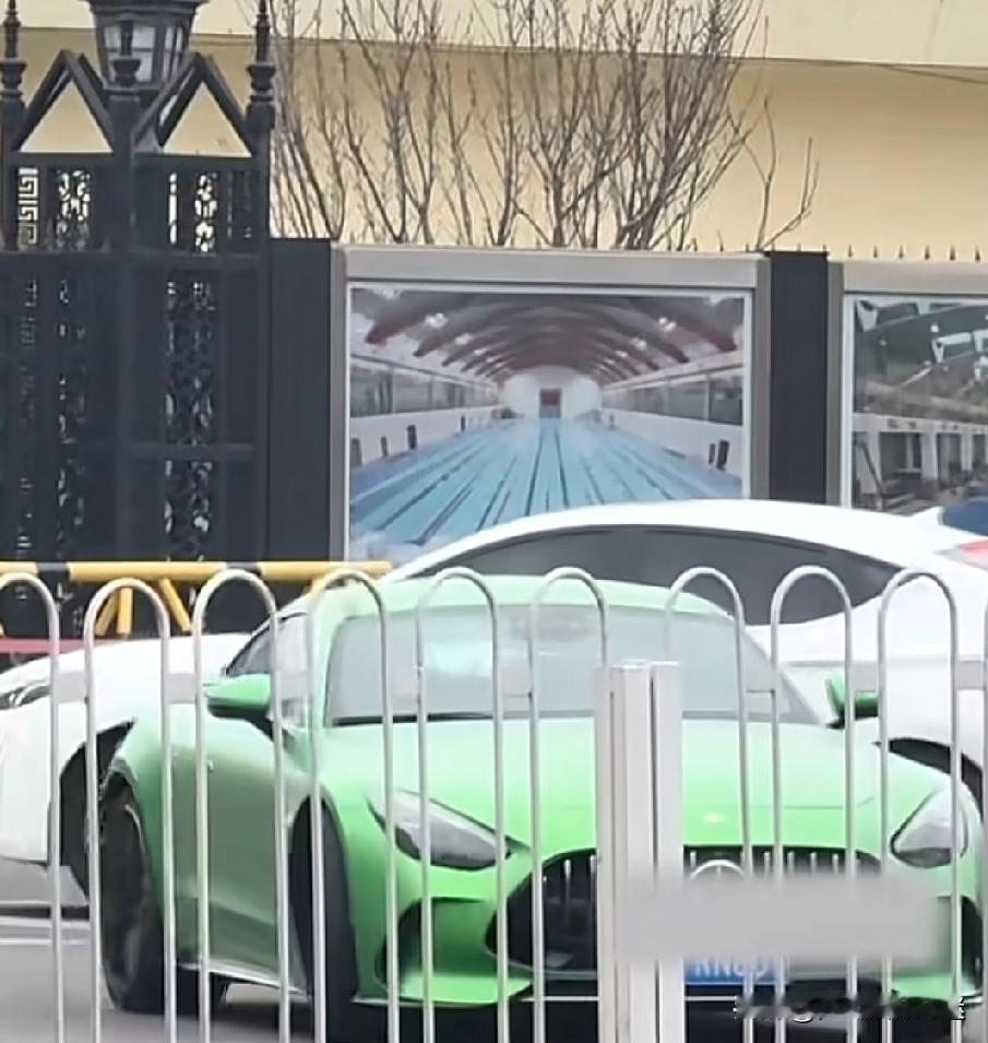 楚钦老师开车出来炸街了!
一看见大头开绿车，我就想到莎莎说的那句:你拿绿的吧。[