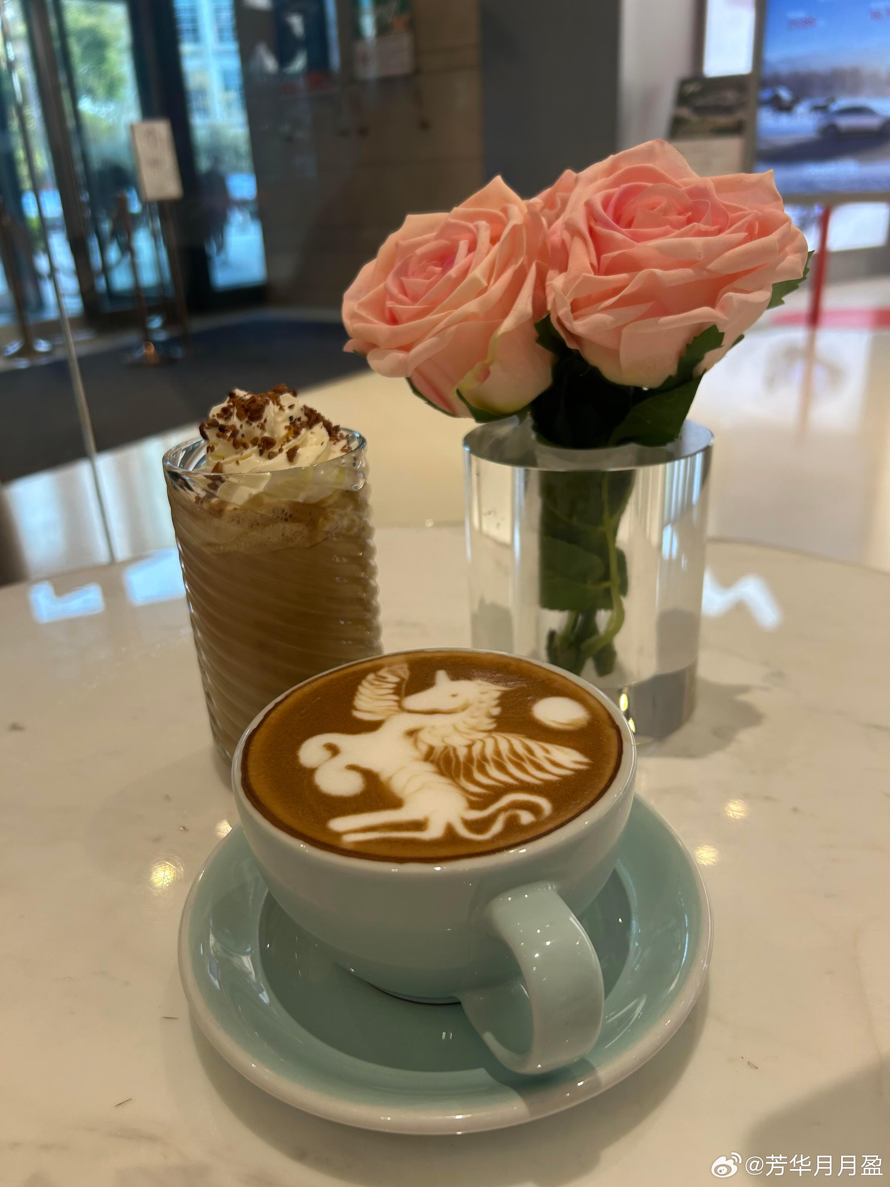 又来喝咖啡啦☕️奶泡里藏着会飞的梦，玫瑰在一旁安静盛放。一口温热，把琐碎的日常，