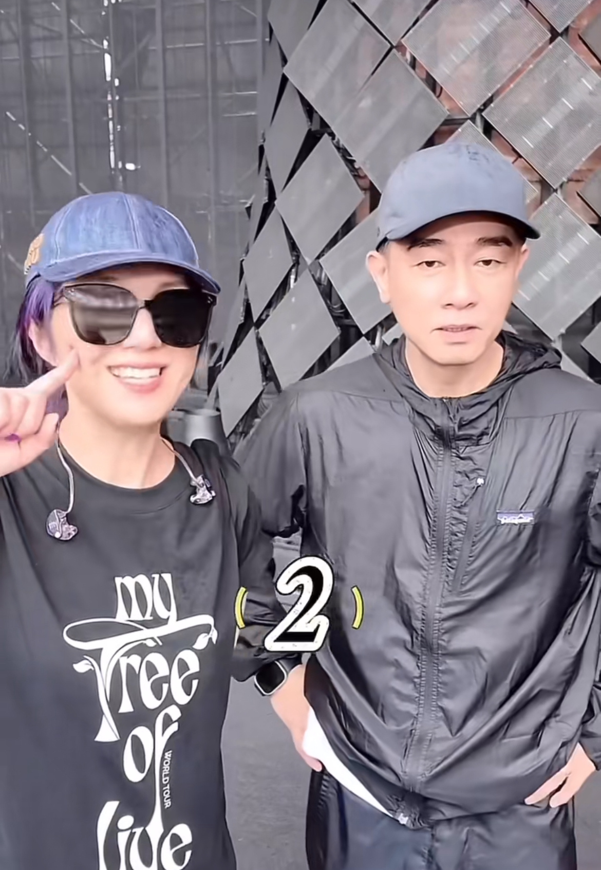 陈小春成都站嘉宾杨千嬅 这是什么神仙组合啊！春哥的硬核舞台表现遇上千嬅的细腻情感