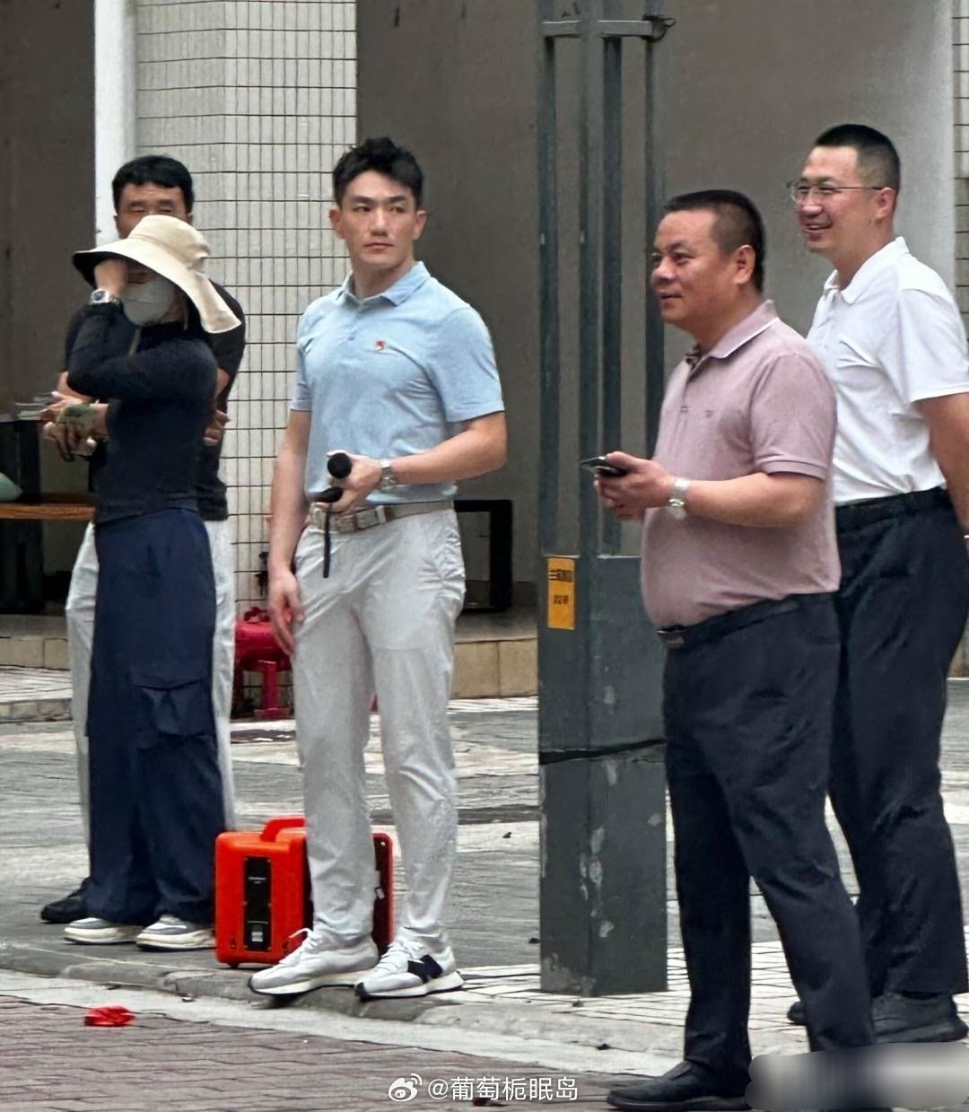张馨予的军官老公何捷在广州大学被偶遇，他现实中真人太帅了，皮肤很白，身材超好，胸