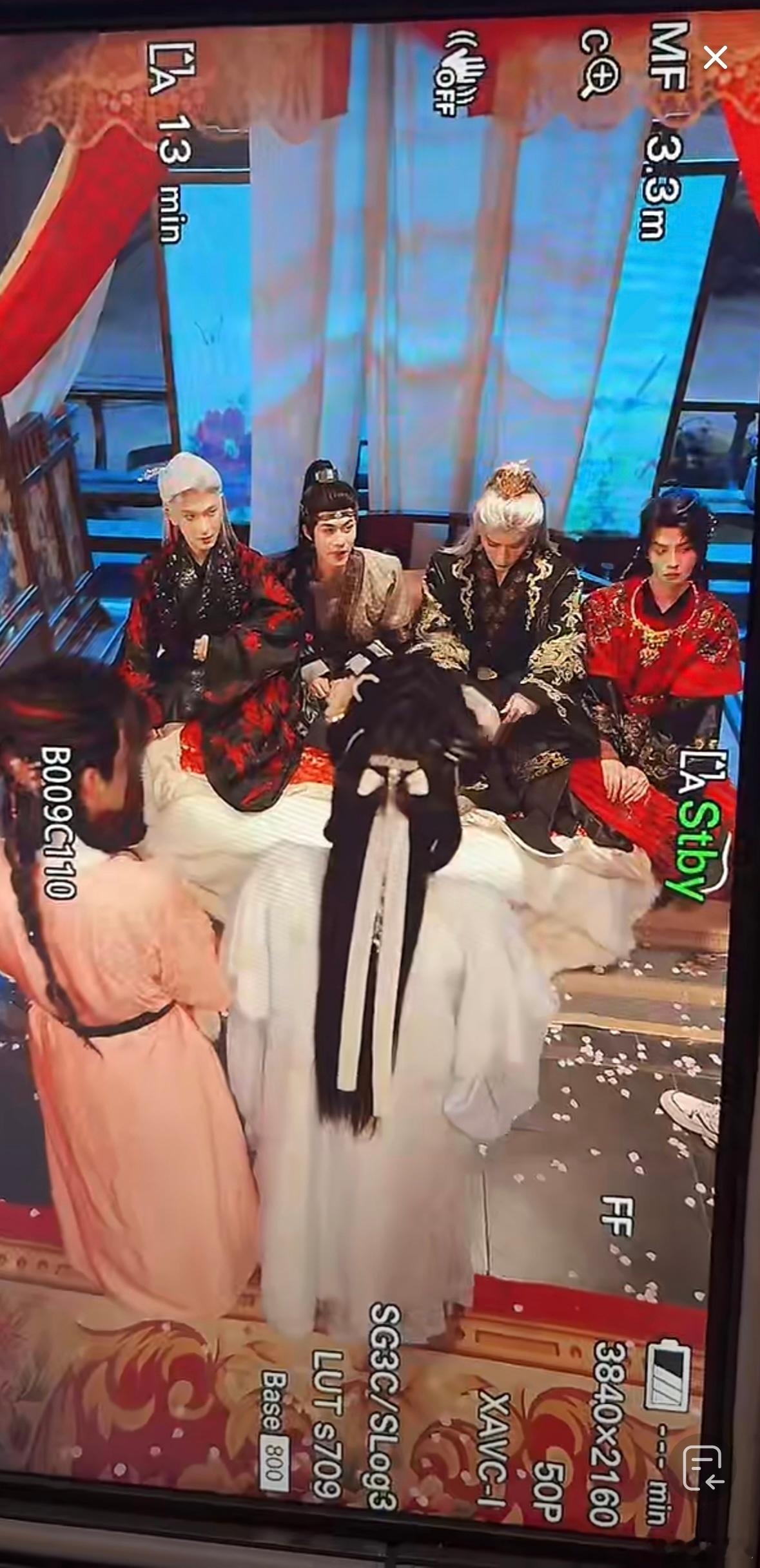 半夜刷到短剧的拍摄直播。短剧能在群众里火热，大概是接地气，连拍摄都直播给大家看。